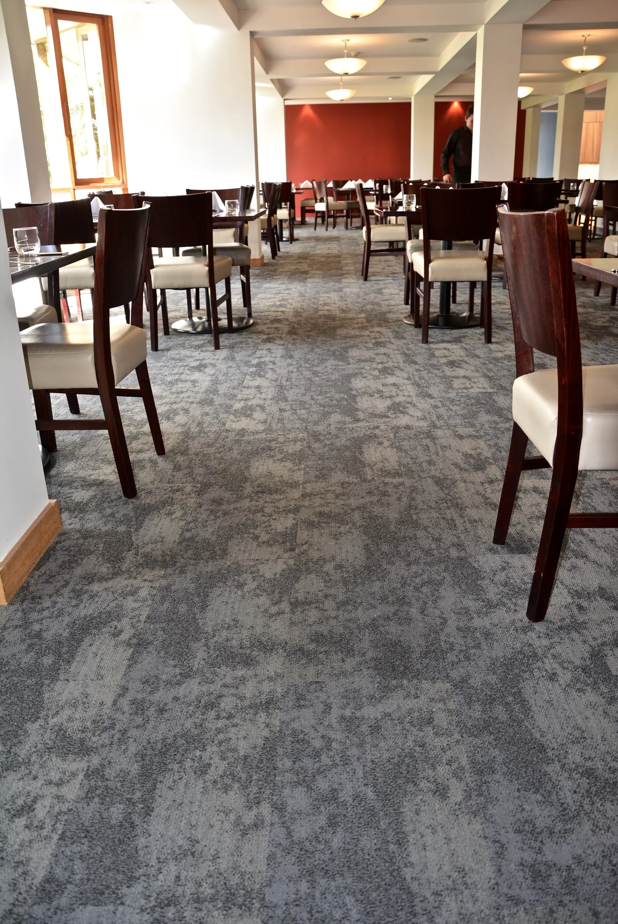 Sudima Hotel: Blue-grey carpet across a hotel dining room