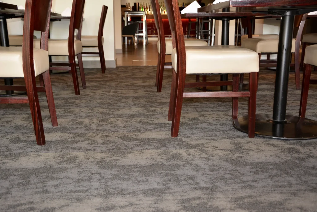 Sudima Hotel: Blue-grey carpet across a hotel dining room