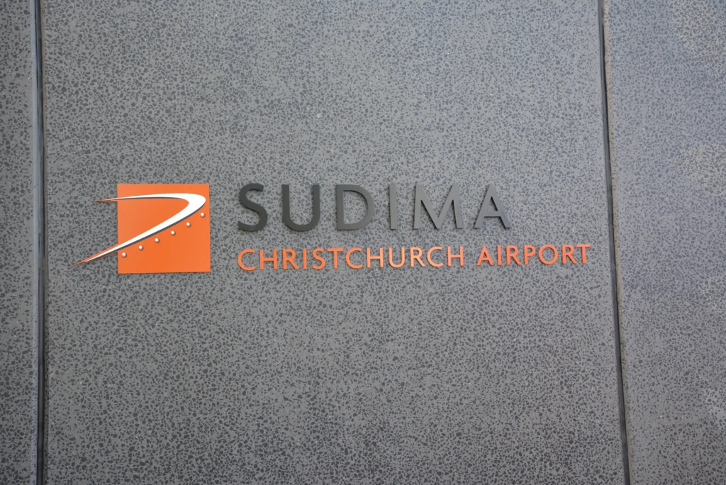 Sudima Hotel: Blue-grey carpet across a hotel dining room