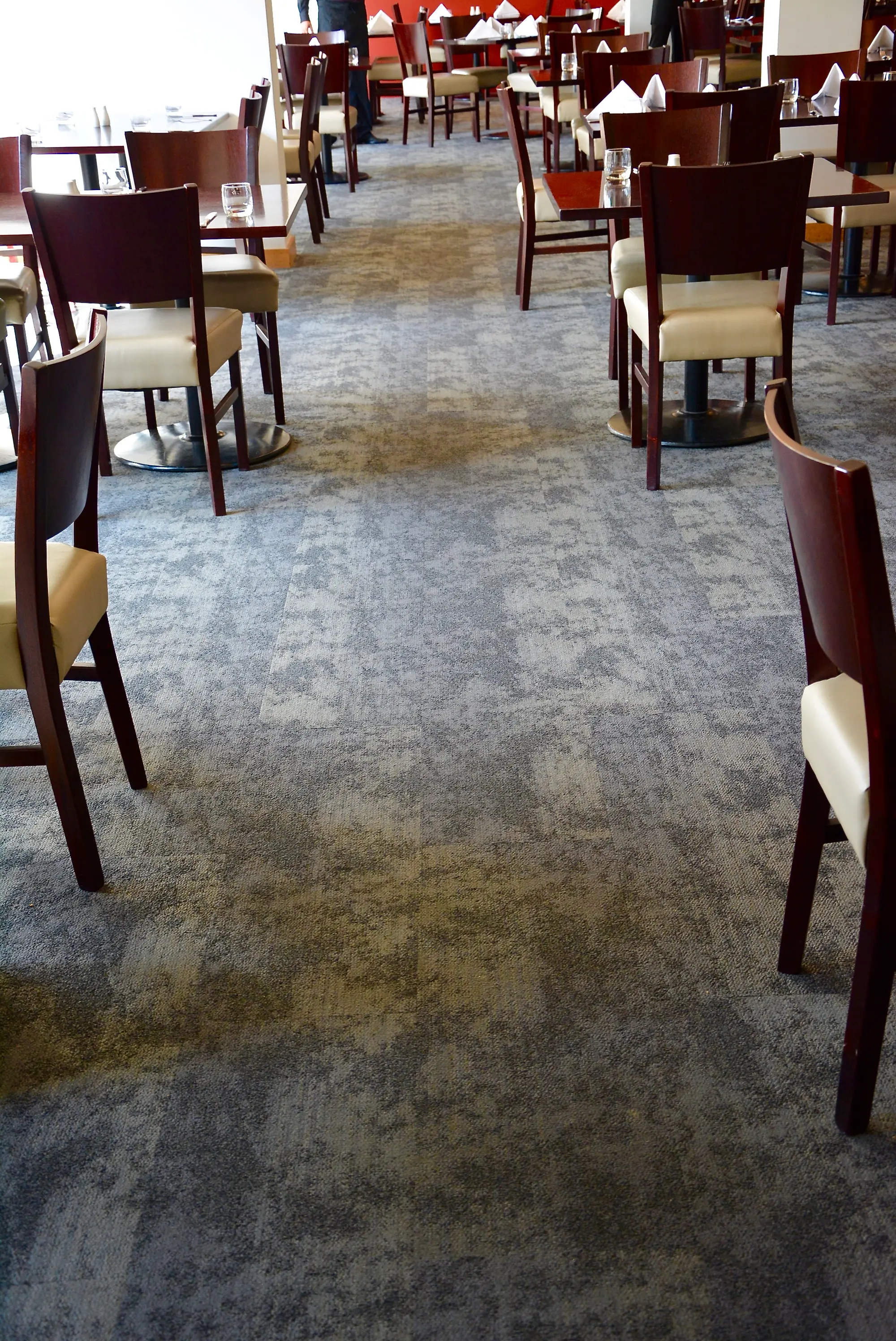 Sudima Hotel: Blue-grey carpet across a hotel dining room