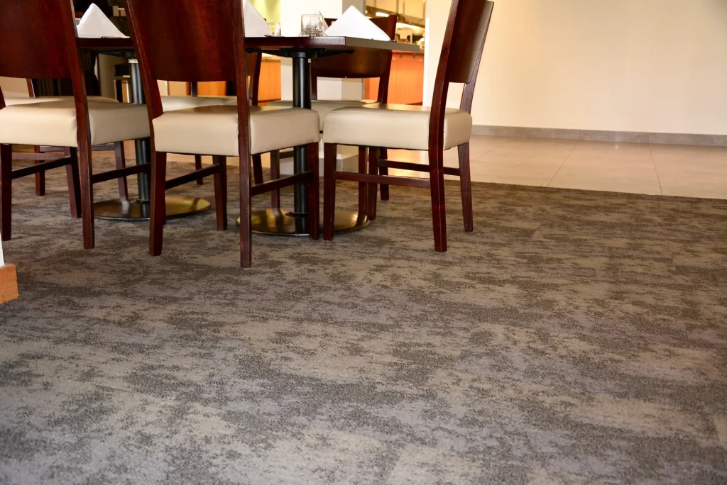 Sudima Hotel: Blue-grey carpet across a hotel dining room